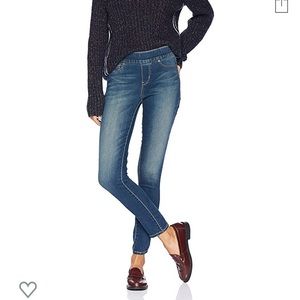 Levi’s Totally Shaping pull on jeans